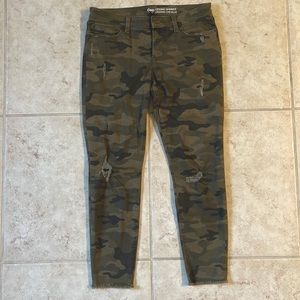 Gap green camp legging skimmer pant. Size 8. 29R. Excellent condition!